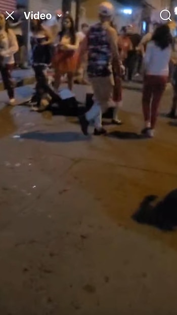 Las personas quedaron tiradas sobre la calle. Foto: Captura de pantalla