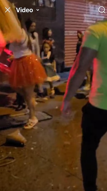 En el desfile había niños, quienes estaban desconcertados ante los hechos. Foto: Captura de pantalla.