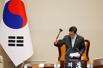 El presidente de la Asamblea Nacional de Corea del Sur, Woo Won-shik, golpea el mazo en la Asamblea Nacional, en Seúl. EFE/EPA/JEON HEON-KYUN / POOL