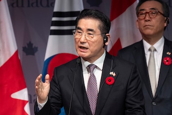 El ministro de Asuntos Exteriores de Corea del Sur, Cho Tae-yul, a la derecha, mientras el ministro de Defensa de Corea del Sur, Kim Yong Hyun. (Adrian Wyld/The Canadian Press vía AP)
