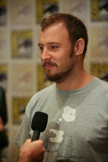 Evan Goldberg, cocreador de El estudio, colabora con Seth Rogen para llevar a la pantalla una sátira irreverente de Hollywood, donde las tensiones entre el arte y el comercio se convierten en el motor de una comedia cargada de caos y personajes desbordados (IMDB)
