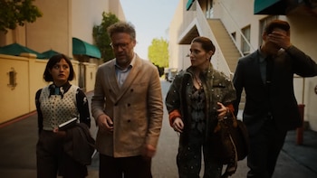 El estudio es una comedia que satiriza el caos y las contradicciones de Hollywood, con Seth Rogen interpretando a un ejecutivo atrapado entre el arte y el negocio, mientras figuras como Martin Scorsese, Ron Howard y Ted Sarandos se interpretan a sí mismas en versiones desbordadas y exageradas de su vida en la industria del cine (Captura de video)