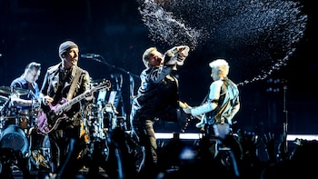La discalculia ha sido un desafío en la vida del baterista de U2, afectando su forma de contar los compases en sus presentaciones (Rich Fury/Invision/AP)