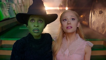 Cynthia Erivo y Ariana Grande en una escena de la película "Wicked" (Foto, Universal Pictures vía AP)