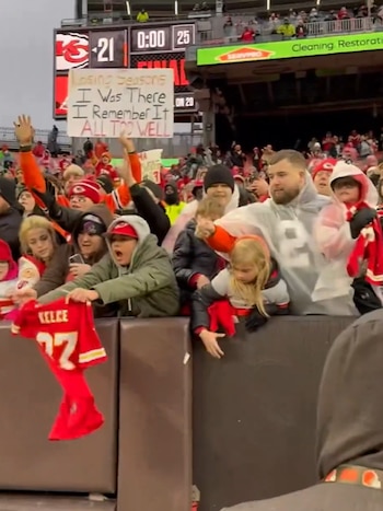 En su partido más reciente con los Kansas City Chiefs, Travis Kelce lanzó sus guantes a un fanático que hizo referencia a Taylor Swift con un cartel