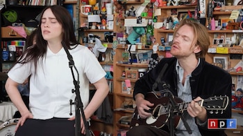 La cantante de 22 años deslumbró en su concierto para Tiny Desk, ofreciendo versiones acústicas y emocionantes de sus canciones más recientes, acompañada por su hermano Finneas (YouTube/NPR)