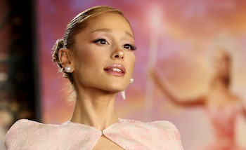 Amanda Seyfried expresó su admiración por el resultado final de Wicked, describiéndolo como una "extravaganza fantástica" y destacando el trabajo de Grande. (REUTERS/Mario Anzuoni/File Photo)