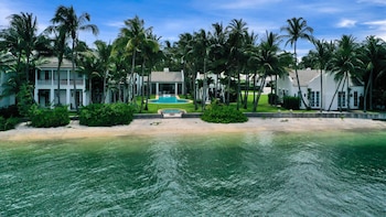 La mansión de Stallone, adquirida en 2021, cuenta con 1.200 metros cuadrados de espacio habitable, una casa principal, una casa de huéspedes y una piscina. (The Grosby Group)
