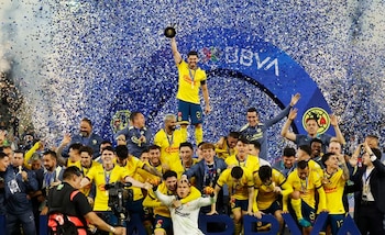 Jugadores del América festejan con el trofeo la conquista del tricampeonato en el fútbol mexicano. Estadio BBVA, Monterrey, México. 15 de diciembre de 2024.
REUTERS/Daniel Becerril
