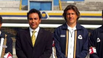Hugo Sánchez y Sergio Egea en 2004, en aquel Pumas que logró el Bicampeonato de la Liga MX. (Mexsport)