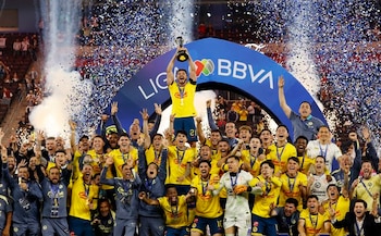 Henry Martín, capitán del América, alza el trofeo de campeón en México junto a sus compañeros. Estadio BBVA, Monterrey, México. 15 de diciembre de 2024.
REUTERS/Daniel Becerril