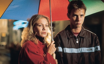Cecilia Roth en una escena de Todo sobre mi madre junto a su hijo en la ficción