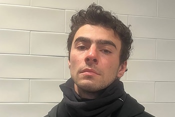 Luigi Mangione, de 26 años, enfrenta cargos en Nueva York y Pensilvania, incluidas acusaciones de posesión ilegal de armas y falsificación. (Policía Estatal de Pensilvania/REUTERS)