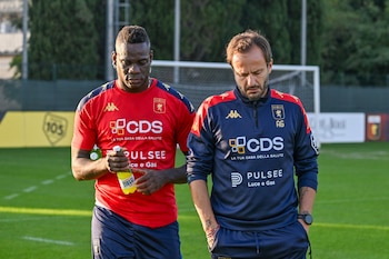 Mario Balotelli, a la izquierda,