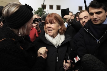Gisèle Pelicot (c), acompañada por
