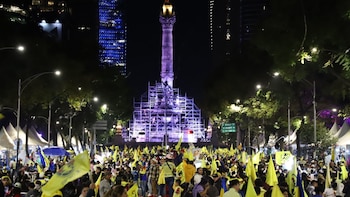 Cientos de aficionados del América celebraron el tricampeonato en el Ángel de la Independencia con cánticos, banderas y caravanas, mientras la Torre BBVA se iluminó de azulcrema en homenaje al histórico logro. (CUARTOSCURO)