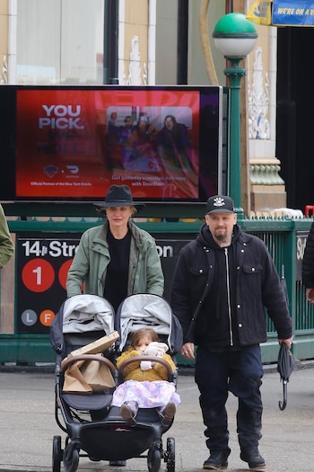 Cameron Díaz y su marido Benji Madden, cumpliendo el rol de padres, disfrutan de su vida familiar junto a sus hijos. La pareja, que también recibió en 2024 a su segundo hijo, se enfoca en crear un entorno amoroso y equilibrado para sus pequeños, priorizando siempre el bienestar de su familia (The Grosby Group)

