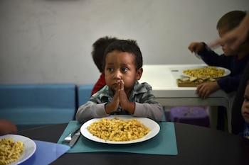 Un niño reza antes de