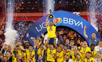 Soccer Football - Liga MX - Final - Second Leg - Monterrey v America - Estadio BBVA, Monterrey, Mexico - December 15, 2024 America's Henry Martin lifting the trophy with teammates after winning the Liga MX for the third consecutive time, the first three-time championship in Mexico since 1985. REUTERS/Daniel Becerril TPX IMAGES OF THE DAY