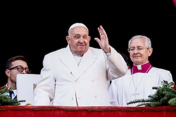 El Papa Francisco saluda el