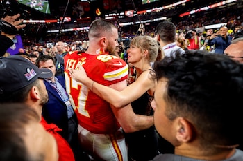 Los pacientes del hospital regalaron a Swift varios obsequios, incluidos objetos relacionados con los Kansas City Chiefs, como una manta que decía “Go Taylor’s Boyfriend” (EFE/John G. Mabanglo)