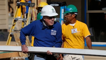 Jimmy Carter construyendo casas en