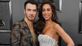 Kevin y Danielle Jonas celebrarán 15 años de matrimonio el 19 de diciembre, reflejando una unión basada en comunicación, compromiso y amor (REUTERS/Mike Blake)