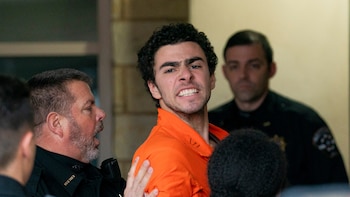 Luigi Mangione fue acusado formalmente de asesinato en primer grado por la muerte del CEO de UnitedHealthcare, Brian Thompson, frente a un hotel en Manhattan. (AP)