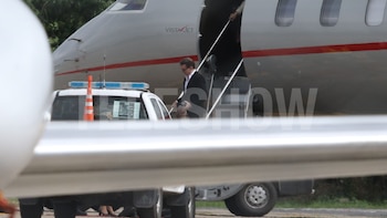 Luis Miguel bajando del avión en Ezeiza (RS Fotos)