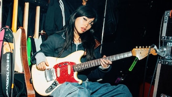 La artista filipino-británica ve en la música una herramienta para liberar emociones y conectar consigo misma. El furor que generaron sus canciones fueron analizadas en la revista Cosmopolitan (@radvxz)