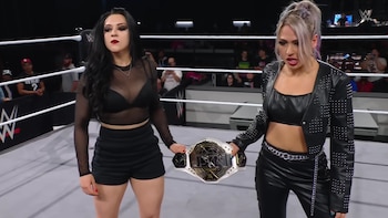 Vaquer y Giulia sostienen el campeonato femenil de NXT. (Captura de pantalla / Instagram - WWE en Español)