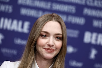 Internautas comparaban la interpretación vocal de "Popular" de Seyfried con la versión que cantó Ariana Grande para la película. (REUTERS/Liesa Johannssen)
