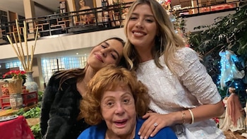 Silvia Pinal junto a sus