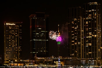 Esta fotografía muestra fuegos artificiales
