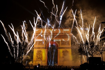 Fuegos artificiales iluminan el cielo