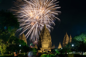 Fuegos artificiales iluminan el templo