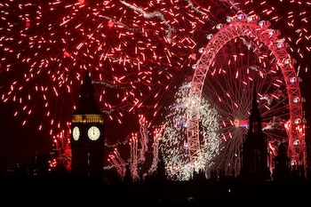 Fuegos artificiales estallan en el