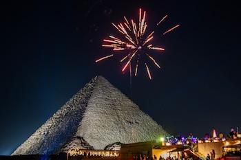 Fuegos artificiales explotan sobre las