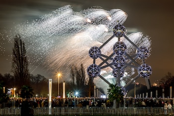 Esta fotografía muestra fuegos artificiales