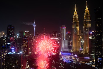 Esta fotografía muestra fuegos artificiales