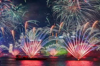 Esta fotografía muestra fuegos artificiales