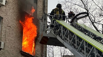 Bomberos apagan el fuego tras