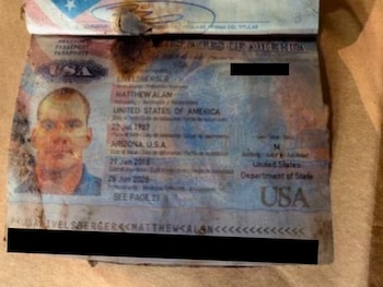 El pasaporte dañado de Matthew