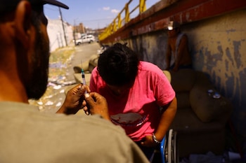 Un drogadicto prepara una mezcla