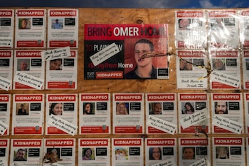 Carteles de rehenes israelíes fuera