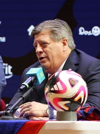 Miguel Herrera habla durante su
