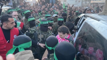Terroristas de Hamas entregan a
