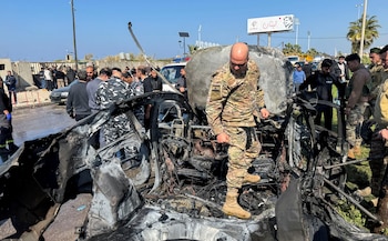 Un soldado libanés inspecciona el