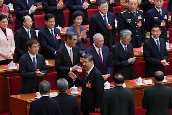 Xi Jinping camina en medio