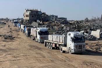 Camiones cargados de ayuda humanitaria